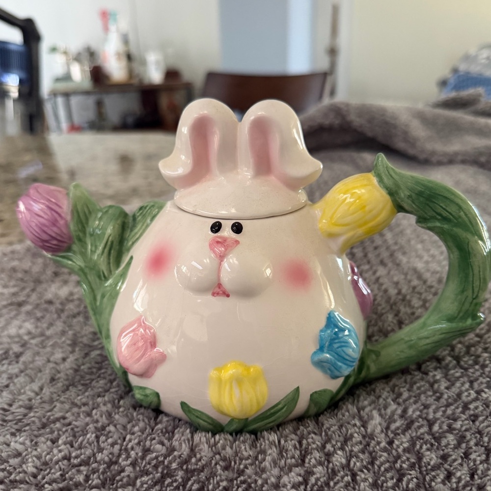 Rare Vintage Ceramic Easter Bunny Rabbit Tea Pot w/Tulip Spout